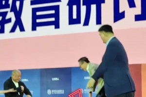 和姚明合个影有多不容易？李宁和蔡崇信各拿了一把椅子站上去