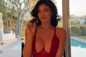 天赋拉满！卡戴珊家金小妹身材过于超模