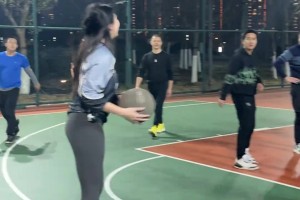 哥们！和这样的美女一起，球怎么打？
