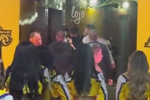 两人都聊啥呢？佩林卡赛后与东契奇相谈甚欢搂腰离场