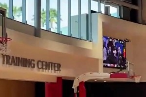 疯狂三月来了！快船训练馆内两个电视屏幕上放的都是NCAA比赛