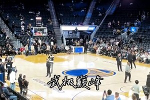 接近40米！库里后场底长甩，空心入筐