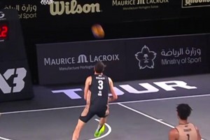 三人篮球精彩瞬间 单手+负角度出手，难度SSS级！