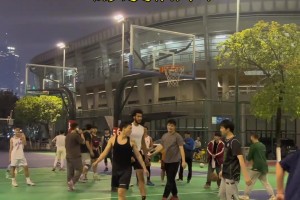 2米10的职业老外 打野球场无敌！但小年轻也是不服的！