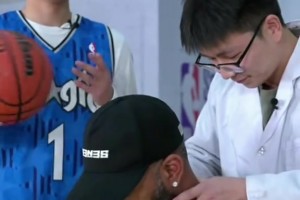 麦迪惨遭东方神秘锁喉术 竟不敢还手~