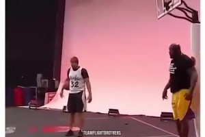 哪怕是退役后的奥尼尔，也可以轻而易举地摧毁篮框