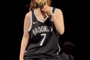好听！邓紫棋在篮网主场开演唱会 穿篮网7号球衣唱《海阔天空》