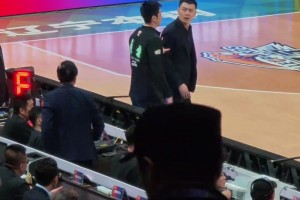 技术台工作人员指着杨鸣对骂 据悉为篮协裁判主任马立军