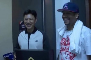 小艾很懂哈！艾弗森此前中国行给“沙书记”扮演者张丰毅赠送礼物