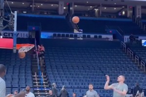 简直就是怪物！约基奇此前的赛前热身！这手感简直逆天啊！