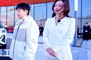 这是什么联动？孙颖莎和美娜出席活动 突然靠近后美娜笑了~