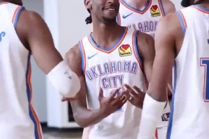 早早锁定西部第一！雷霆全队拍摄季后赛前全家福