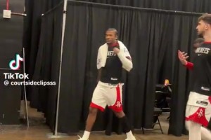 成功拿下雷霆！杰伦-格林赛后与申京一同返回更衣室，杰伦-格林显得十分兴奋