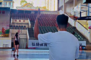 “这球投进了，我们就回家...”