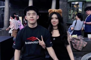 以后一起去美国逛街？网前此前晒林葳和女友卓识一块出游的合照~