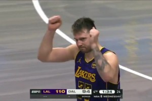 东契奇被换下场时，独行侠球迷集体起立为其鼓掌欢呼！