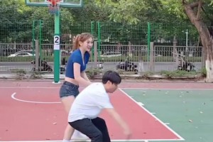 集梦会长背打一米8的女生，这是真打球啊！
