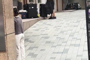 胡明轩爸爸看着真壮实啊