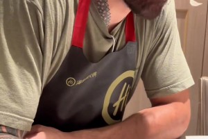 娴熟用筷子！亚当斯：我们在吃火锅 我爱海底捞