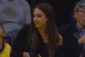 女神阿尔巴又来看湖人了，约翰-传奇的妻子场边也大秀美腿