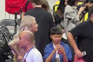 挺代派啊！宏远老板娘金发露脐，身材修长很显眼