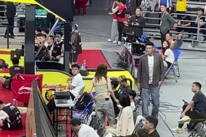 周鹏跟妻子真是CBA恩爱夫妻的典范