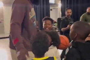 哈登赛后对小朋友：听你们家长的话，总有一天你们也会打进NBA