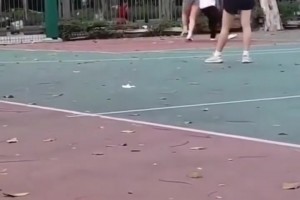 小伙子你打人家女孩子怎么专用背打了，太阴了你小子！