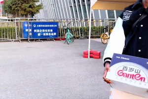 不是！你们山西外援合同还包括搬水的？