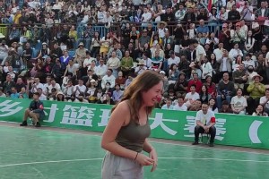 外国情侣不远万里赶来台盘村BA，参与投篮游戏喜提贵州特产辣椒面