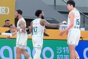 脾气真大！杨瀚森劝威瑟斯庞冷静，反被一肘推开