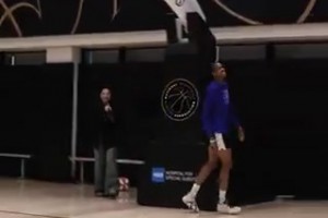 女版文班亚马！WNBA榜眼多米尼克这扣篮太轻松了