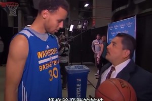 库里：这家伙也太无聊了！想抱我就直说呗！