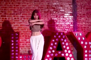焕发少女感！37岁周玲安练舞，秀马甲线