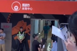 cuba总决赛，广州男篮获得冠军，赛后邵炜畯拥抱女友