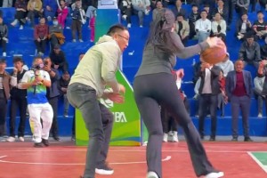 182篮球网红肘姐晒1v1视频配文：握手不是抱歉而是大哥得练