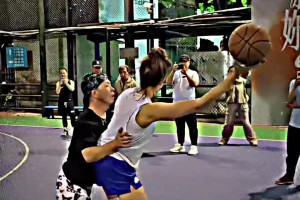 网红牛教练“严防”外国女球员，手都没离开过对方身子