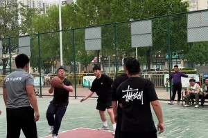 现在的篮球真的越来越看不懂了，大家说说这是走步吗？？？