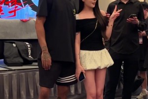 女球迷找罗斯合影，这姿色，罗斯也忍不住多聊两句