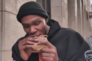 网友晒太阳两巨头近况：杜兰特街头吃灌饼 布克玩车玩潮流