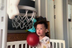 尿都压不住的年纪，他竟然会压腕！！！