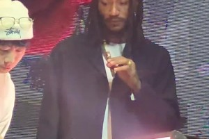 惬意！罗斯现身酒吧 抽着雪茄喝着香槟看DJ表现