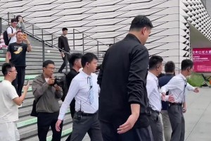 姚明现身深圳 大巴车瞬间变迷你