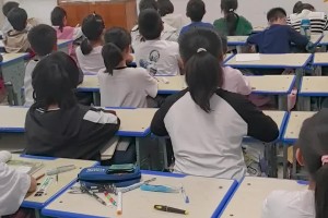 体育老师带全班看湖人季后赛 给湖人加油！