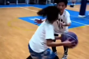 小女孩走步被质疑：詹姆斯都不走步！杨毅：少看湖人比赛