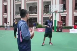 结果没进！徐静雨面对罗斯咔咔就是背打往里怼~