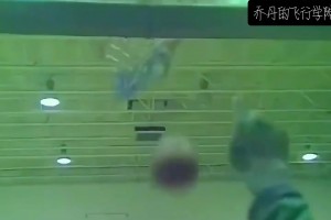 装杯成功，进球有效。 乔丹 闭眼罚球稳稳命中，这是肌肉记忆吧