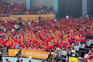 广厦主场球迷齐呼：换莎莎！