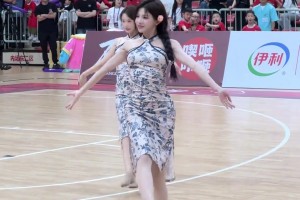 啦啦队上旗袍，这谁来都顶不住啊！