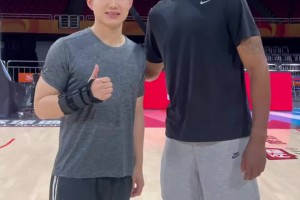 王嘉琦采访阿尔德里奇问明日掘船G3谁会赢？阿德：快船会赢~